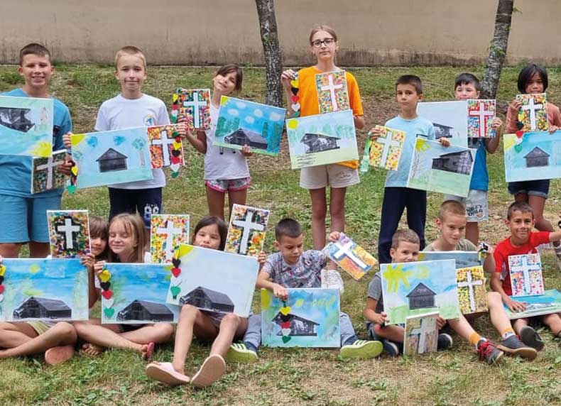 children showing their artwork at camp fokus